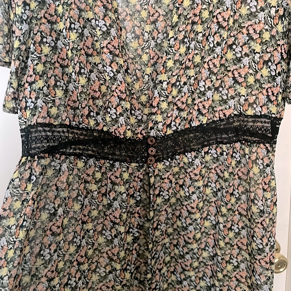 Womans sheer floral kimono style dress, open in front with 3 buttons. Size 1x